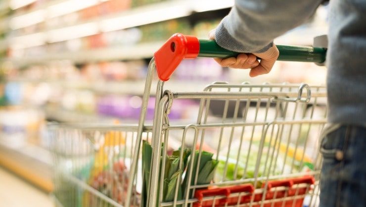 Spesa nel carrello nel supermercato