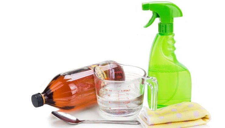 Spray per divani e tessuti con soli 2 ingredienti