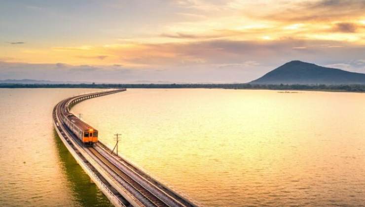 Thailandia, il treno galleggiante un'attrazione turistica imperdibile