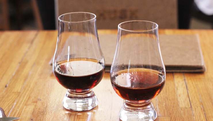 Whisky, com'è nata e quanti tipi diversi nel esistono nel mondo: tutte le curiosità sulla storica bevanda alcolica 