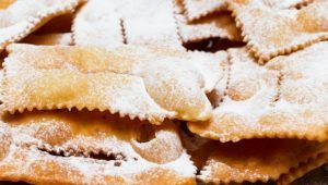 Zucchero a velo, chiacchiere di carnevale bollose