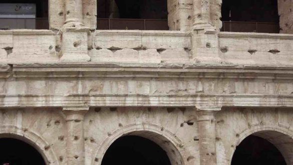 Buchi sul Colosseo