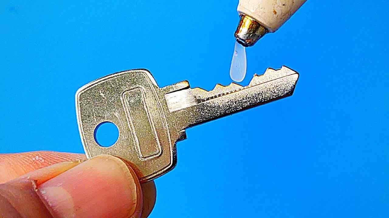 Rivelato il modo del fabbro per realizzare una chiave che apre tutte le  serrature