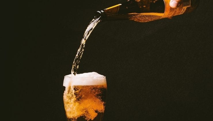 Bicchiere di birra riempito a cascata