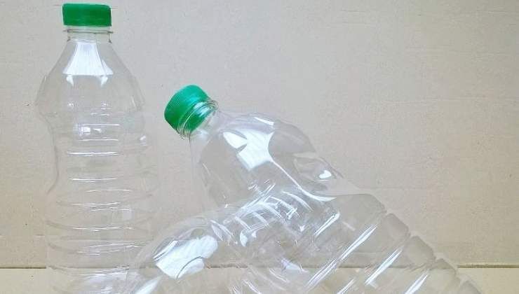 Bottiglie di plastica con il ferro da stiro