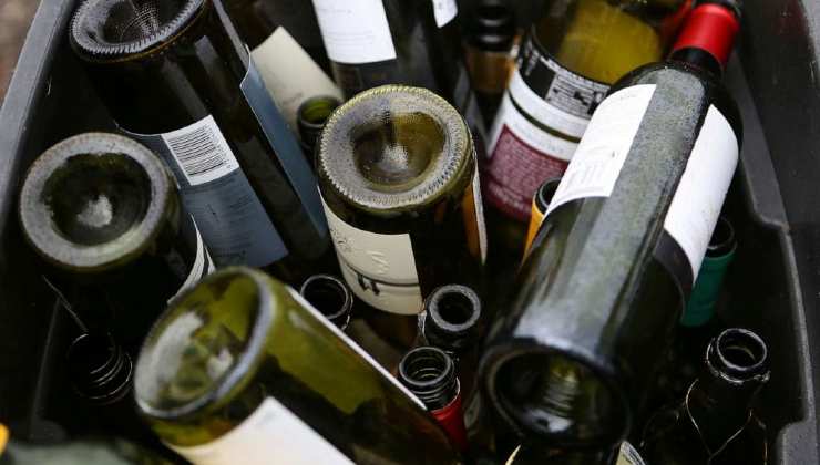 Bottiglie di vino usate