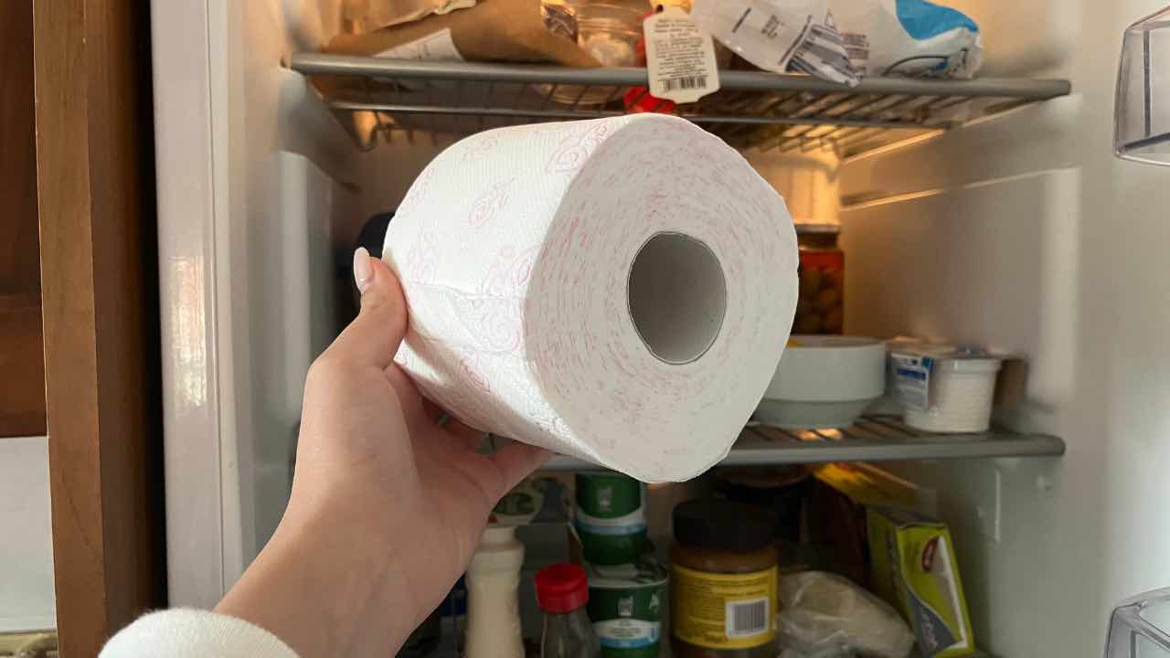 Perché mettere un rotolo di carta igienica nel frigorifero prima di andare  a letto