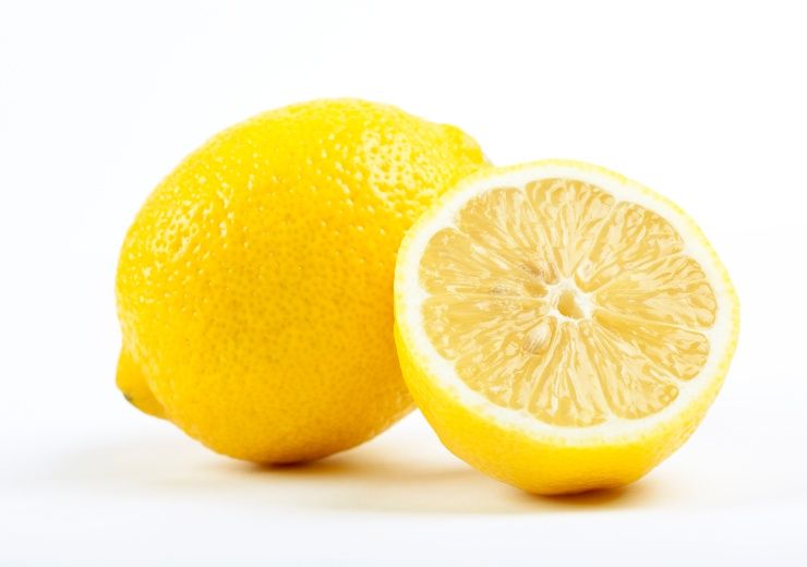 chiodi nel limone