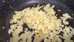Cipolla e aglio in padella