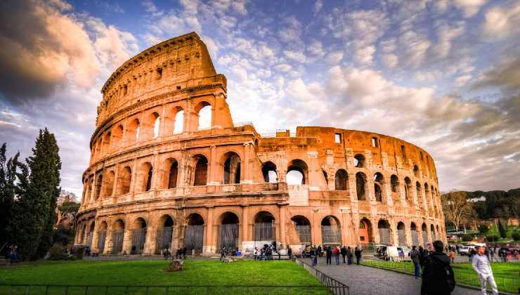 Buchi nelle mura del Colosseo