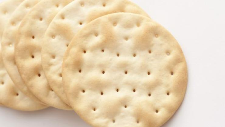 Crackers salati con i buchi