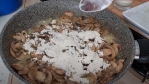 Cucchiaio farina, funghi in padella