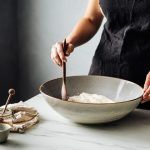 Donna prepara impasto pane fatto in casa