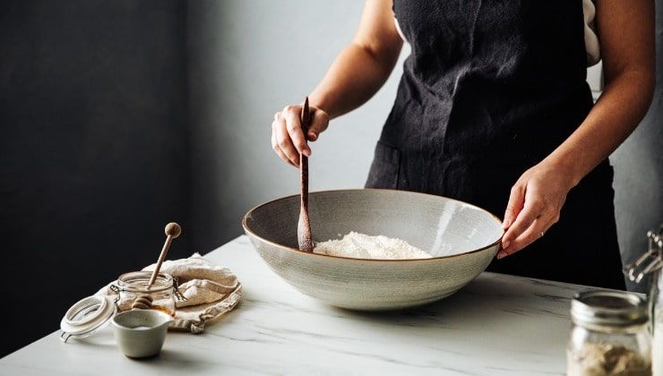 Donna prepara impasto pane fatto in casa 