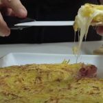 Fetta di frittata di patate filante