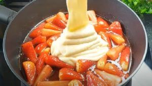 Fragole in padella con impasto d'uovo