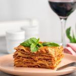 Gustosissima lasagna napoletana e bicchiere di vino