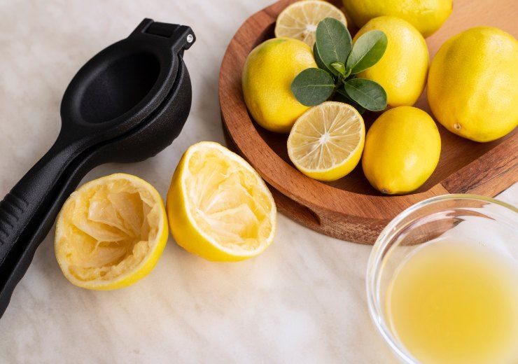 succo di limone sulla scopa