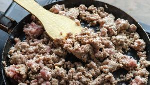 Macinato, salsiccia e cipolla in padella