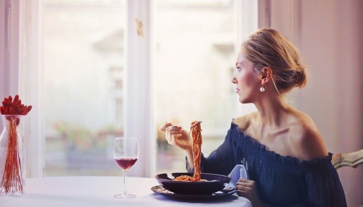 Un calice di Chianti accompagna un piatto di spaghetti all'aglione