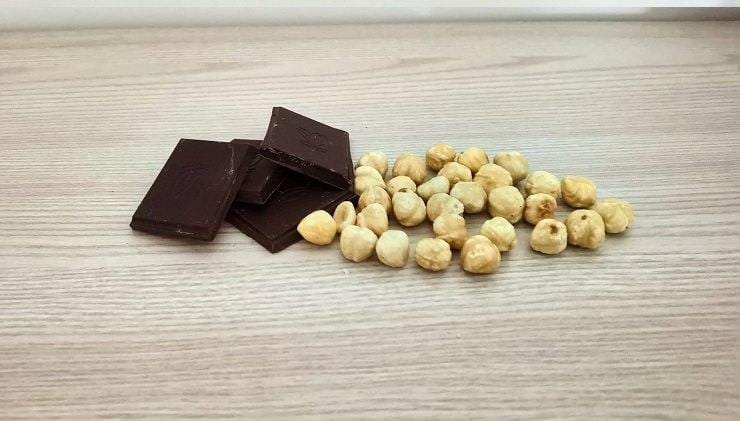 Cioccolato fondente e nocciole