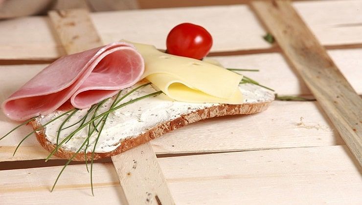 Pane, formaggio e erba cipollina