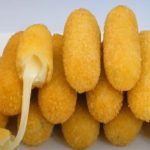 Piatto di crocchette di patate con mozzarella