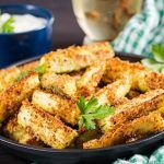 Piatto di stick di zucchine panate al forno