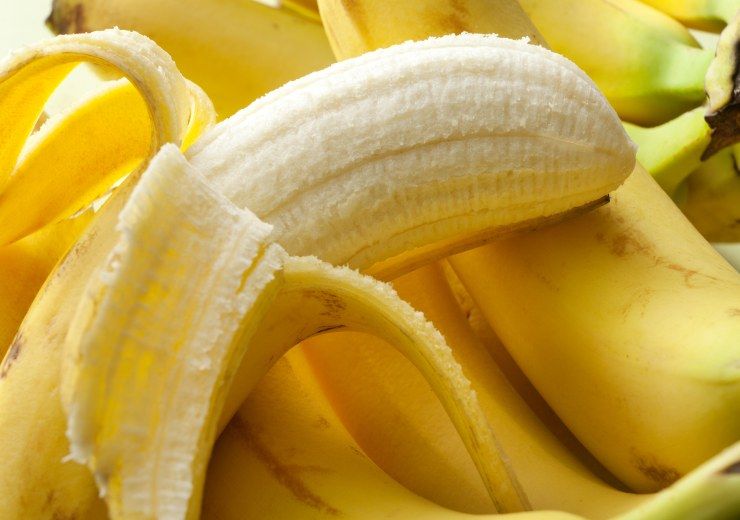Banana con la buccia