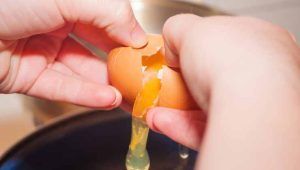 rompere le uova