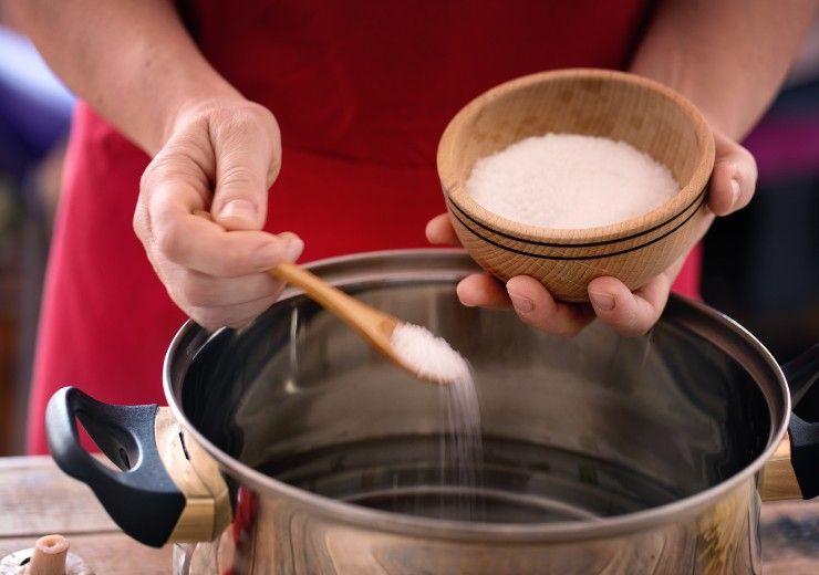 sale nell'acqua per la pasta