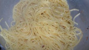Spaghetti in padella con acciughe