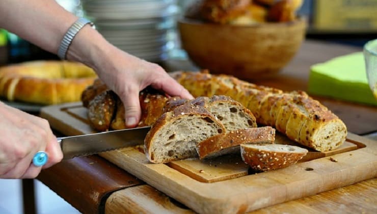 Taglio pane fresco