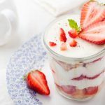 Tiramisù alle fragole con foglie di menta