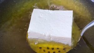 Tofu in olio bollente