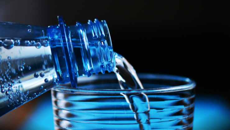 È meglio bere l'acqua frizzante o naturale? Finalmente la verità