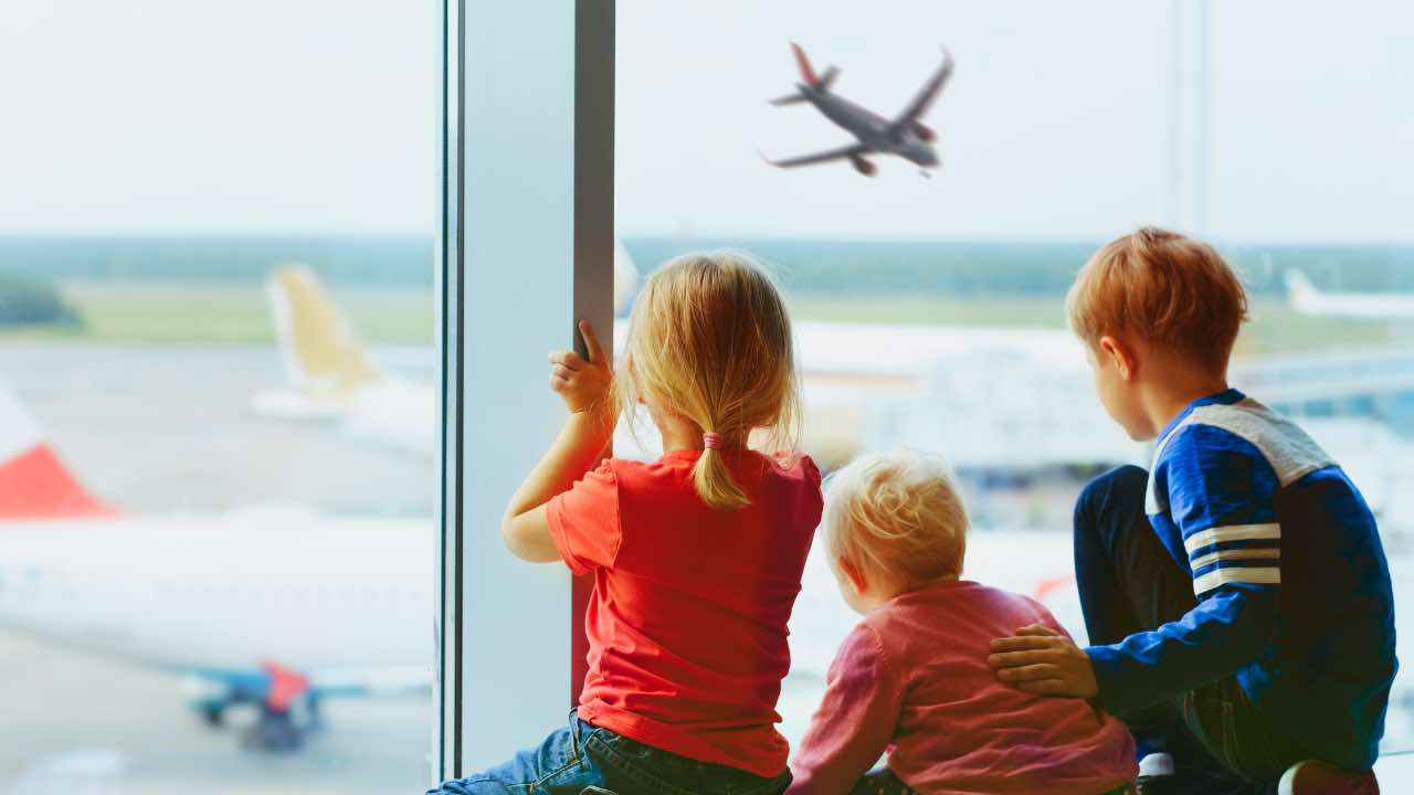 Bambini in aeroporto