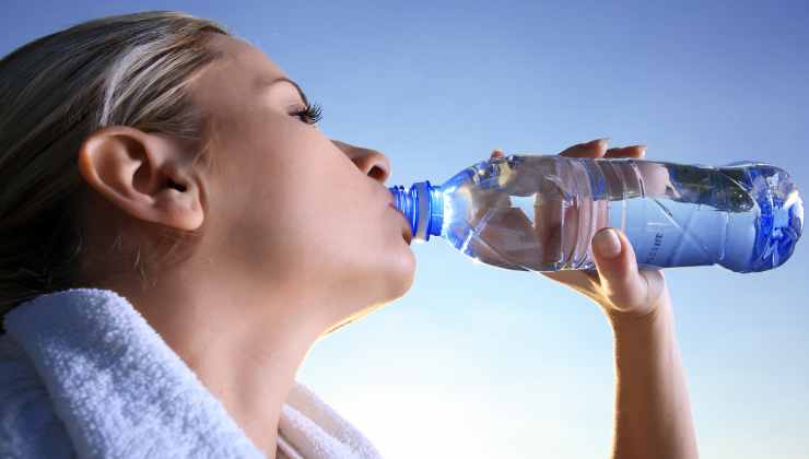 Bere acqua in bottiglia