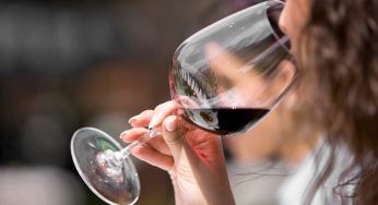 Ecco quanto tempo impiega il nostro organismo per smaltire 1 bicchiere di vino