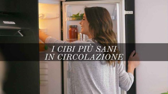 Donna apre il frigo