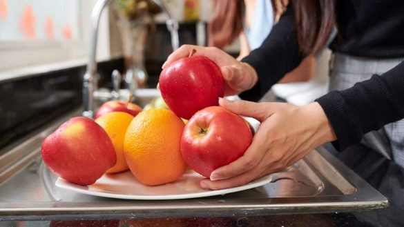 Donna che lava la frutta