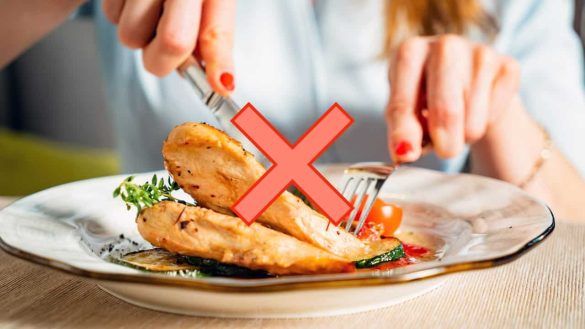 Donna che taglia il pollo