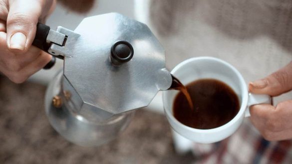 Donna che versa il caffe