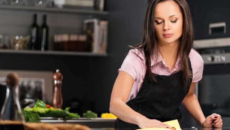 Donna in cucina