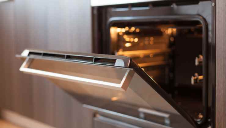 Il metodo della gruccia per pulire il doppio vetro del forno