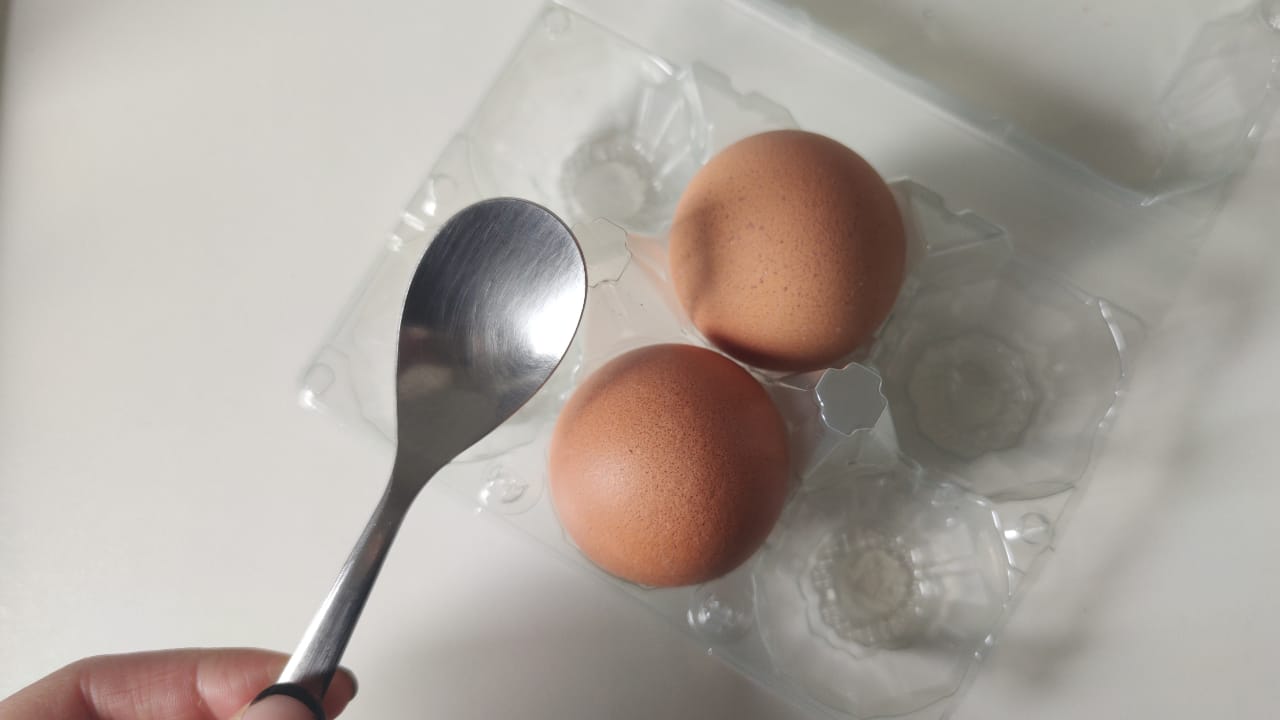 Uova sode, con il trucco del cucchiaino le cuoci alla perfezione