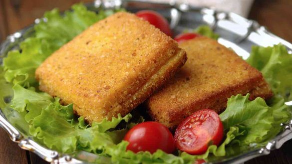 Mozzarella in carrozza sopra insalata