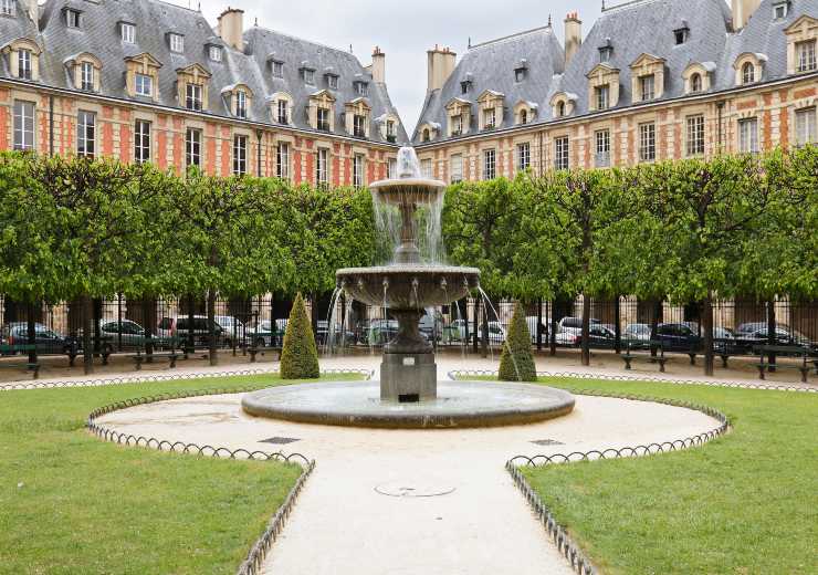 Place des Vosges Visitare Parigi sulle orme de i Miserabili