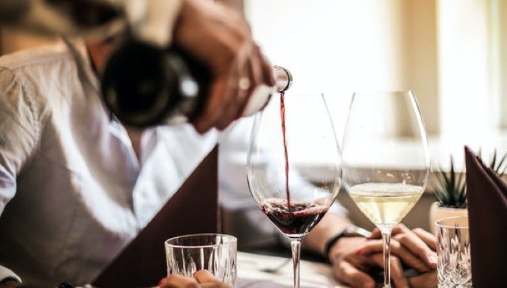 Le calorie di un bicchiere di vino