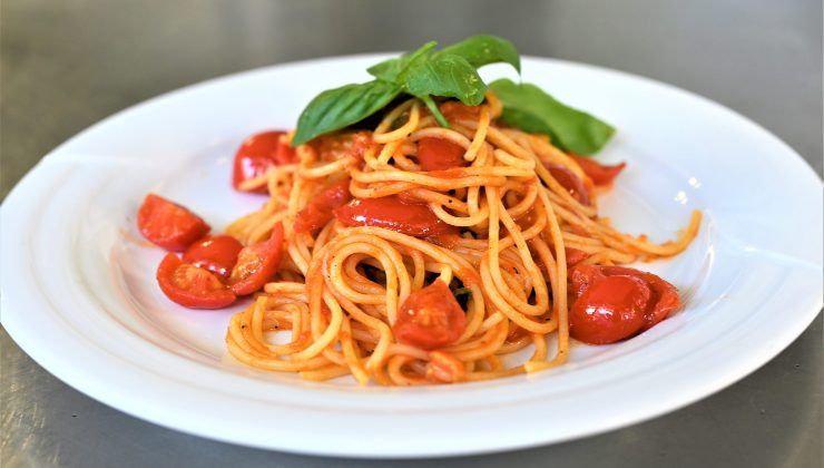 Spaghetti con pomodori freschi e basilico